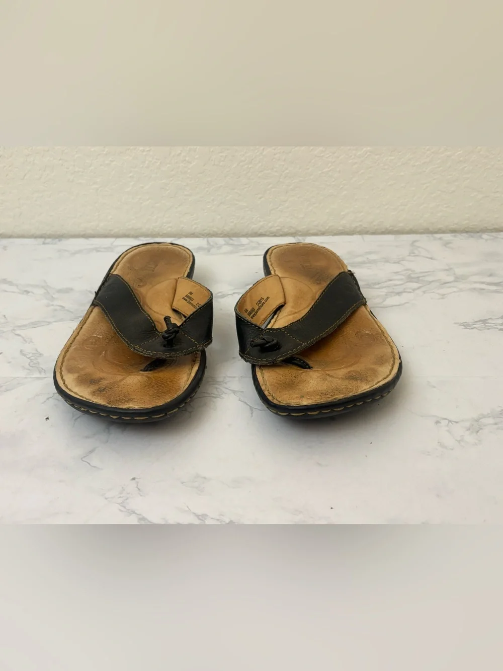 Born Womens Size 8/39 Thong Flip Flop Sandals Black Leather Opanka Slides B86803